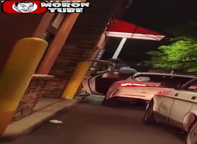 Video :They attack the drive-through worker and demand that they follow their instructions